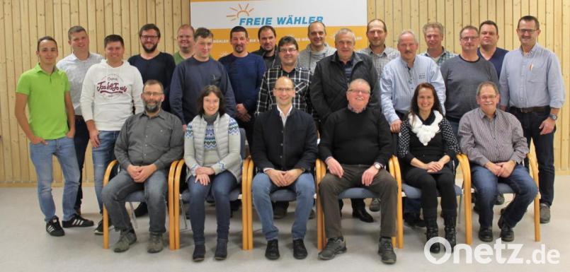 „Wir packen an“, unter diesem Motto stellte sich die Mannschaft der Freien Wählergemeinschaft für den Krummennaaber Gemeinderat vor: (von links) Christian Sirtl, Christian Mattes, Thomas Busch, Robert Mark, Jürgen Prölß, Florian Mattes, Simon Zeitler, Gabriele Sieder, Thomas Moller, Thomas Ruland, Andreas Maderer, Landratskandidat Ely Eibisch, Wolfgang Bauer, Walter Wenning, Herbert Mattes, Hermann Prölß, Rainer Schwingshandl, Petra Schwingshandl, Wolfgang Schraml, Horst Peraus, Michael Ruland sen., Martin Panzer und Heinz Kraus. Bild: exb