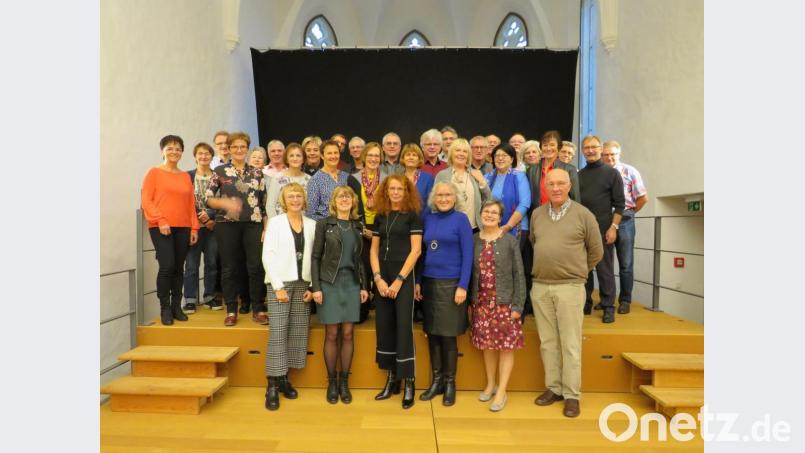 Cosima Wittenzellner (vorne, Dritte von links) und Angelika Stangl (Vierte von links) hatten das Jubiläums-Klassentreffen organisiert. Bild: exb