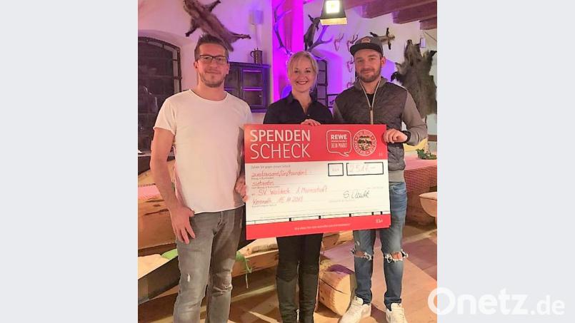 Stefan Kuchenreuther (links) und Bastian Diepold dankten Susann Daubitz für die große finanzielle Unterstützung. Bild: hl
