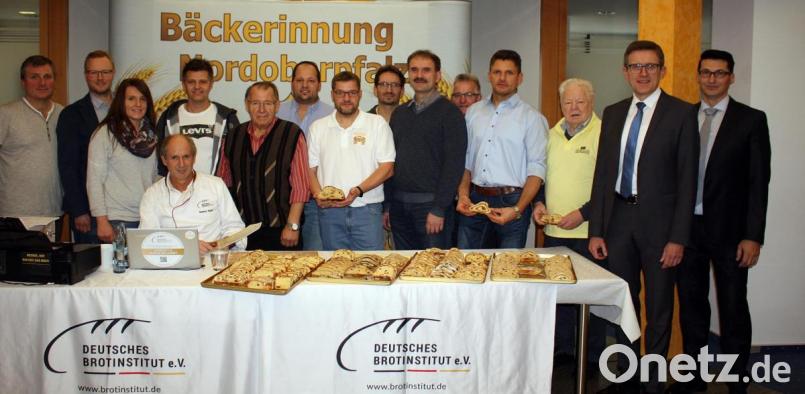 Bei dieser Vielfalt bietet der Stollen für jeden etwas. Das meinen die Bäcker um Obermeister Wolfgang Schmid (Achter von rechts) und Prüfer Manfred Stiefel (sitzend). Bild: R. Kreuzer