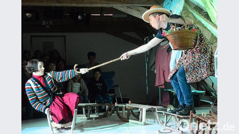 Viele wundersame Gestalten trifft Gerda (Doris Hofmann), die hier von einer fremden Blumenfrau (Julian Struck) aus dem Wasser gezogen wird. Bild: Kunz