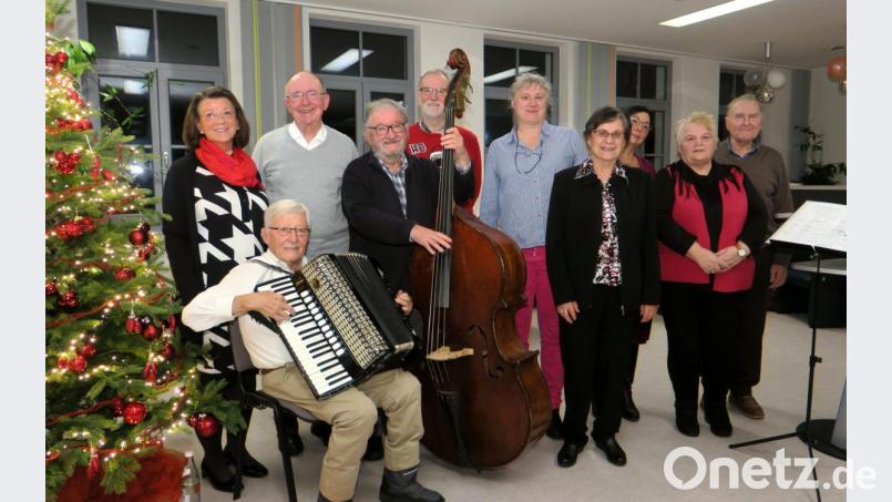 Die Sonntagsdichter erzählten bei der Adventslesung neue Geschichten aus ihrer Feder und ließen sich von den Musikern Günter Schmid und Johannes Bauer begleiten. Bild: Hirsch