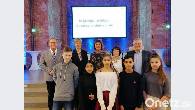 Eine Amberger Delegation der Dreifaltigkeits-Mittelschule feiert in München den zehnten Geburtstag der bayerischen Mittelschule. Bild: Dreifaltigkeits-Mittelschule/exb