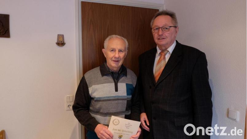 Dritter Bürgermeister Heinrich Ruppert (rechts) überbringt dem Jubilar Paul Schneider die Glückwünsche der Stadt. Bild: Stefanie Gradl
