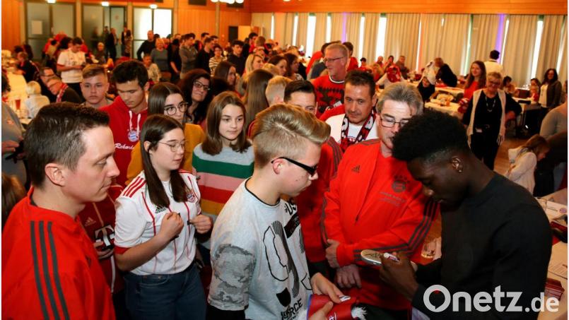 Kleine und große Fans stehen Schlange, um sich in Floß Autogramme und Fotos vom 19 Jahre alten Bayern-Star Alphonso Davies zu holen. Bild: mef