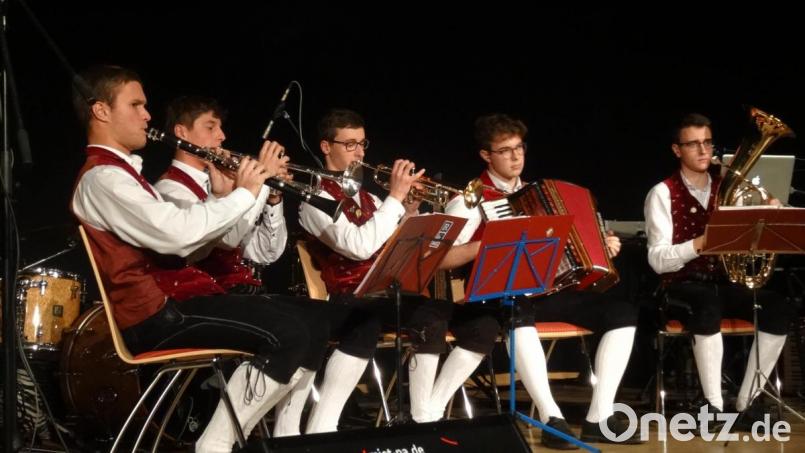 &quot;In oiner Dur&quot; heißen die jungen Blechbläser vom Heimat- und Trachtenverein Stamm, die mit ihrer bodenständigen Musik Kirwa-Atmosphäre verbreiteten. Bild: hka