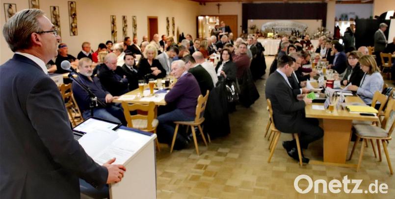 CSU-Kreisvorsitzender Alexander Flierl (am Pult) schwor seine Parteifreunde auf einen engagierten Wahlkampf ein. Bild: Thomas Dobler