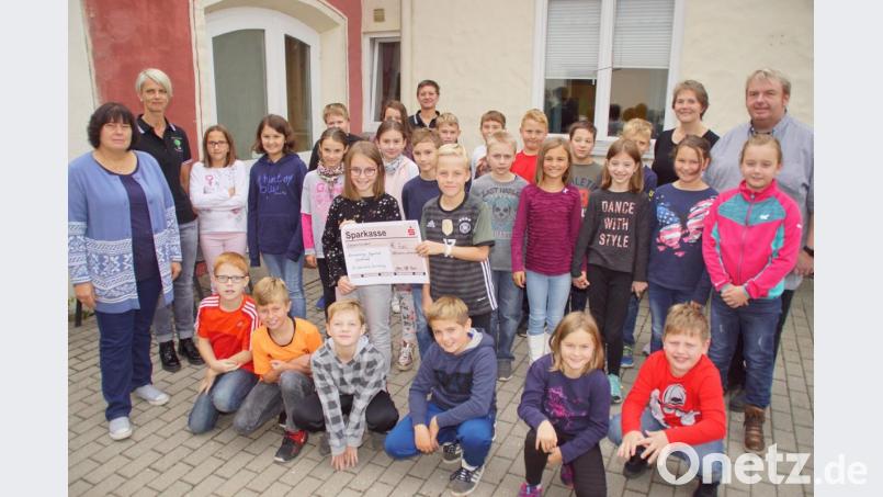 Die Kommunionkinder dieses Jahres aus der Pfarreiengemeinschaft Tiefenbach-Treffelstein-Biberbach mit Pfarrer Albert Hölzl, Klassenlehrerin Waltraud Eichstetter (hinten rechts) sowie Mitarbeiterinnen vom &quot;Haus Jägerhof&quot; in Schönsee. Bild: mmj