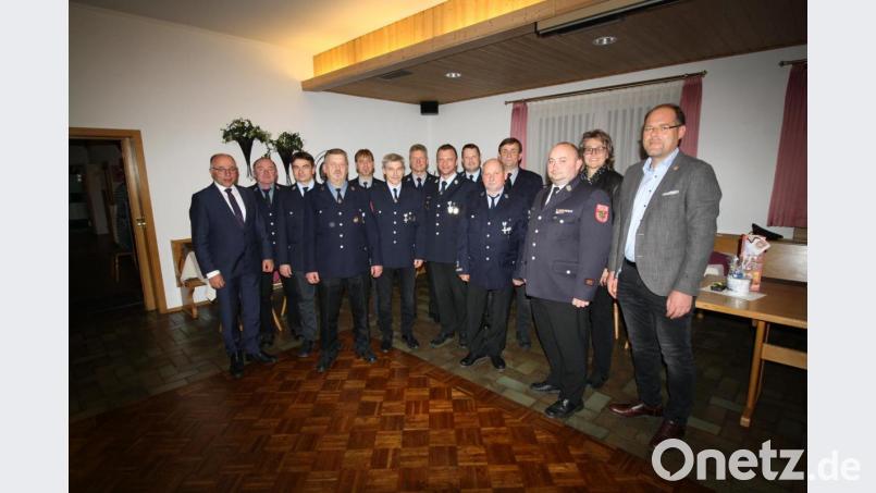 Treue und Begeisterung der langjährigen Feuerwehrdienstleistenden aus der Verwaltungsgemeinschaft Pressath loben Schwarzenbachs Bürgermeister Thorsten Hallmann (rechts), Vizelandrat Albert Nickl (links) und Kreisbrandinspektor Wolfgang Schwarz (nicht auf dem Bild). Bild: bjp