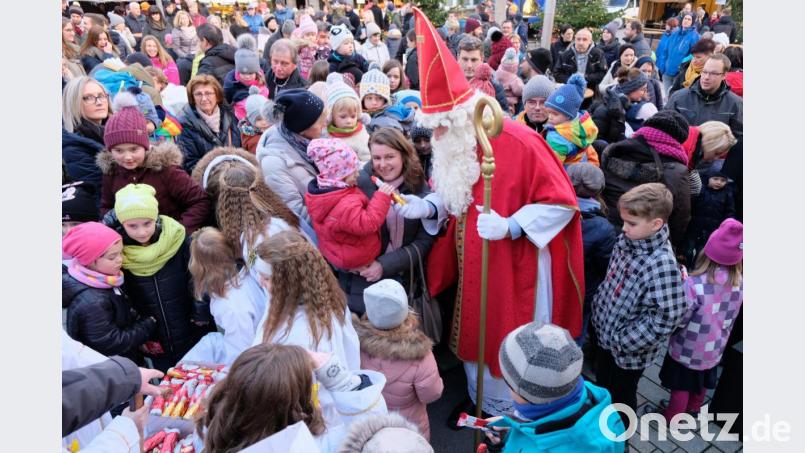 Seine Geschenke sind gefragt. Der Nikolaus hat allerhand zu tun, um die vielen kleinen Hände zu bedienen. Bild: mab