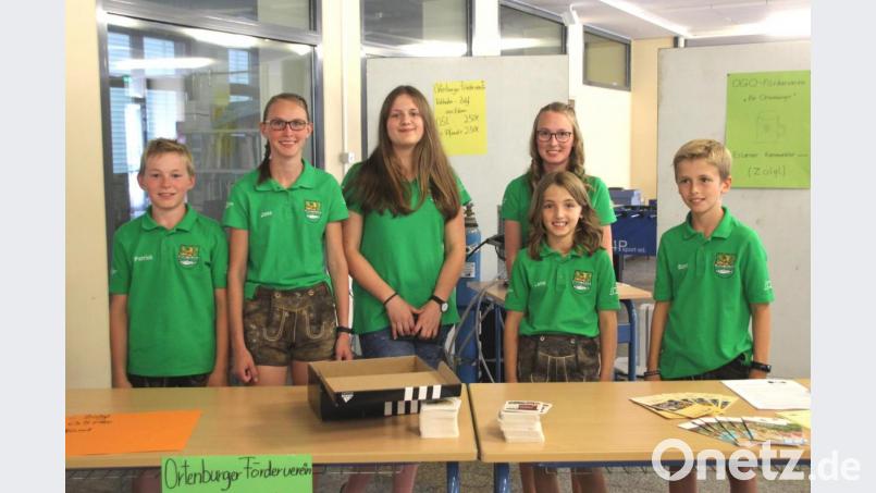 Der Nachwuchs der Ortenburger betreute beim Sommerfest einen Infostand und wirkte beim Service mit. Bild: lg