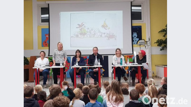 Fünf Mitglieder des Elternbeirats und stellvertretender Bürgermeister Hermann Böhm lasen aus dem Kinderbuchklassiker „Räuber Hotzenplotz“ vor. Bild: exb