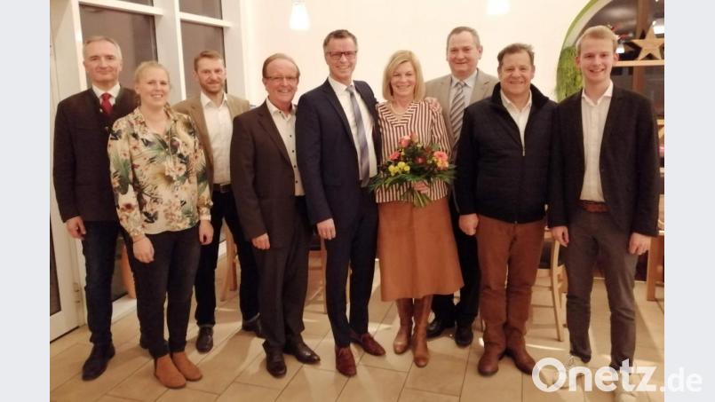 Bürgermeister Hermann Falk kann bei den Kommunalwahlen 2020 auf die 100-prozentige Unterstützung der CSU-Ortsverbände Hirschau, Ehenfeld und Massenricht und der Frauen-Union bauen. Von links: CSU-Kreisvorsitzender Harald Schwartz, Frauen-Union-Vorsitzende Michaela Meier, der Ehenfelder CSU-Vorsitzender Christian Gnan, Fraktionsvorsitzender Hans-Jürgen Schönberger, Bürgermeister Hermann Falk mit Ehefrau Rosi, der Massenrichter CSU-Vorsitzende Josef Luber, Dritter Bürgermeister Peter Leitsoni und Florentin Siegert, Vorsitzender der CSU Hirschau. Bild: u