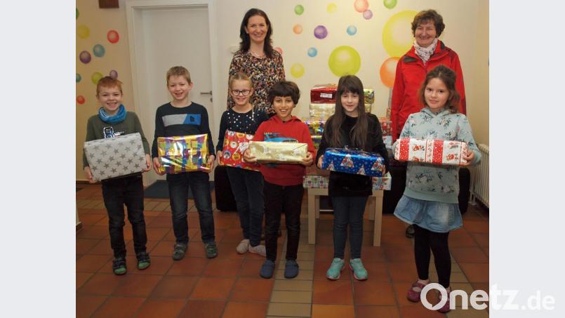 44 bunt gepackte Päckchen konnten Schüler der Grundschule gemeinsam mit Rektorin Christine Kölbl (hinten links) an die Riedener Initiatorin der Aktion Pomoc, Marga Kraus, (hinten rechts) weitergeben. Bild: sön