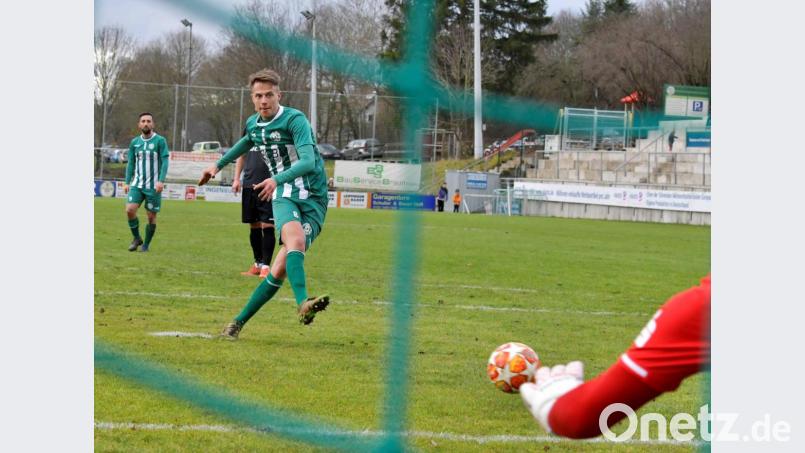 Der Gebenbacher Mittelfeldspieler Dominik Haller (links) traf per Foulelfmeter unhaltbar für den Ansbacher Torhüter Sebastian Heid zum 1:1- Ausgleich. Bild: Hubert Ziegler