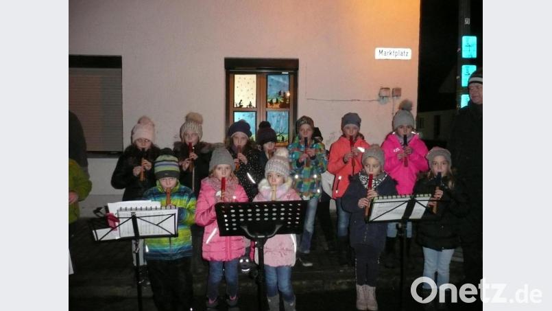 Die Flötengruppe der Kapelle Kunschir hat die musikalische Gestaltung übernommen Bild: amö