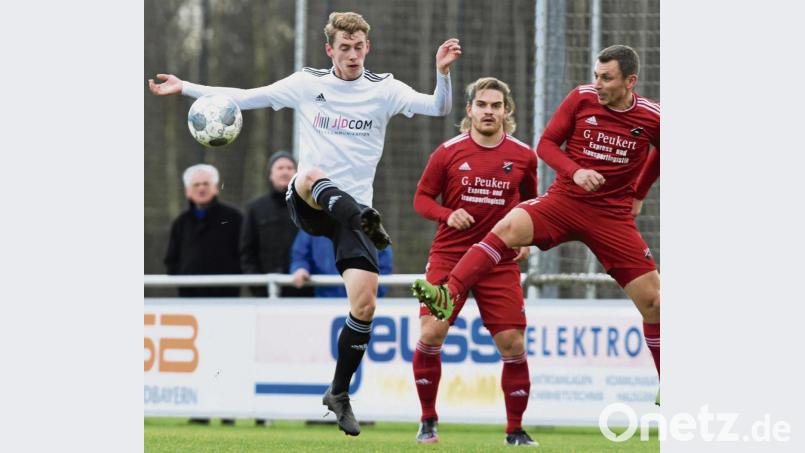Der Grafenwöhrer Luca Reiß (links) hat es hier mit den Seebachern Dominik Hauner (Mitte) und Waldemar Wagner (rechts) zu tun. Bild: Büttner, Gerhard