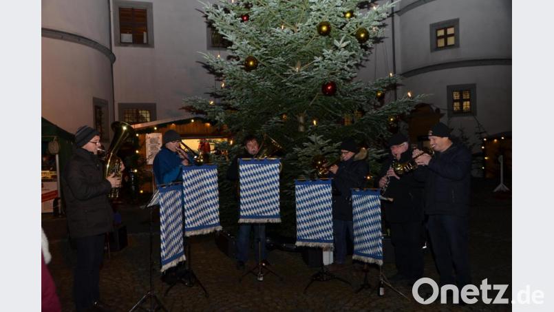 Das Musikensemble &quot;Bayrisch Blech&quot; bläst adventliche Weisen vor dem Christbaum. Bild: dob