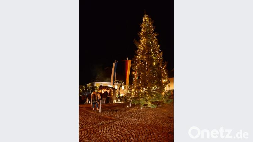 Ein prächtitger Weihnachtsbaum zeigt den Weg zur Vulkanweihnacht an. Bild: bey