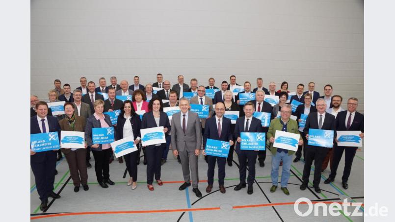 Roland Grillmeier (vorne, Mitte) will für die CSU wieder die Führung im Landratsamt erobern. Ein starker Kreistag soll ihm zur Seite stehen. Die Kandidaten dafür präsentierten sich am Samstag im Foyer der Kemnather Mehrzweckhalle. Bild: bkr