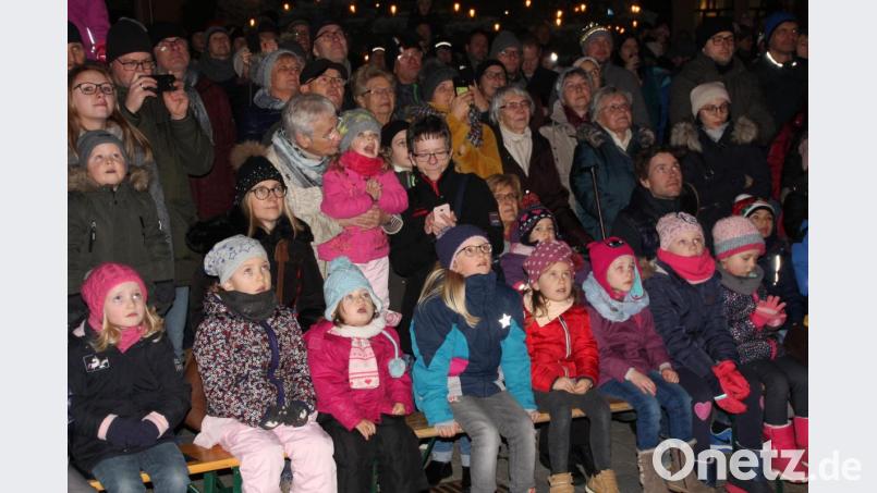 Erwartungsfrohe und faszinierte Kinder blickten zum Rathausfenster. Bild: kro