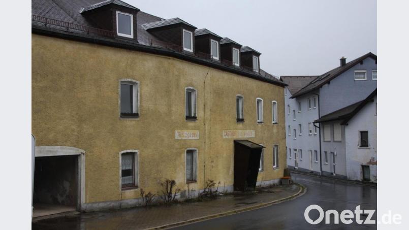 Wie es mit dem ehemaligen „Fürstenhof“ (Bild) weitergeht, bleibt ungeklärt. Erneut sprachen sich SPD und Freie Wähler gegen den Ankauf und die Sanierung durch die Gemeinde aus. Bild: wro