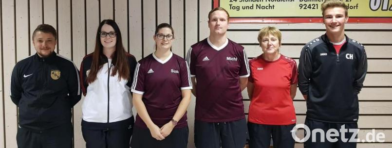 Die besten Mixed-Paare des Kreises: (von links) Mario Bauernfeind, Anni Lippert, Susanne und Michael Hackel, Barbara Berlinski und Christopher Hiltl. Bild: ruw