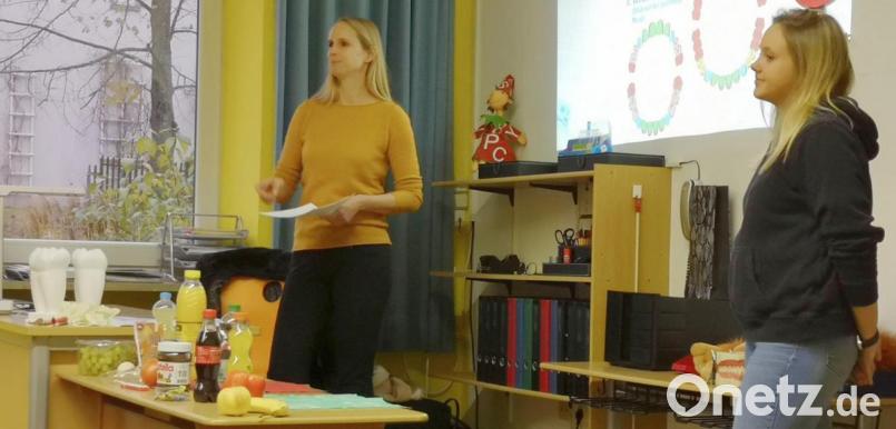 Zahnärztin Sandra von Knippenberg (links) klärte im Schulunterricht über das richtige Zähneputzen auf. Bild: njn