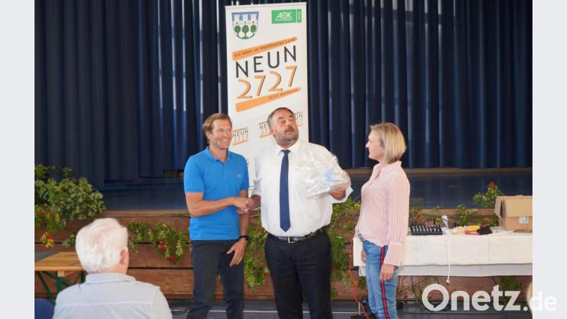 Gesundheits-Coach Thomas Eberl (von links) kam zum Projektauftakt "Neun2727" mit Bürgermeister Josef Beimler und Koordinatorin Doris Völkl. Die Reihe wird weiterlaufen, heißt es in der Marktratssitzung. Bild: fvo