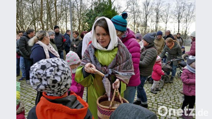 Mutter Anna erzählte vom Warten auf ihr Enkelkind Jesus und verteilte Lebkuchenherzen. Bild: wbe