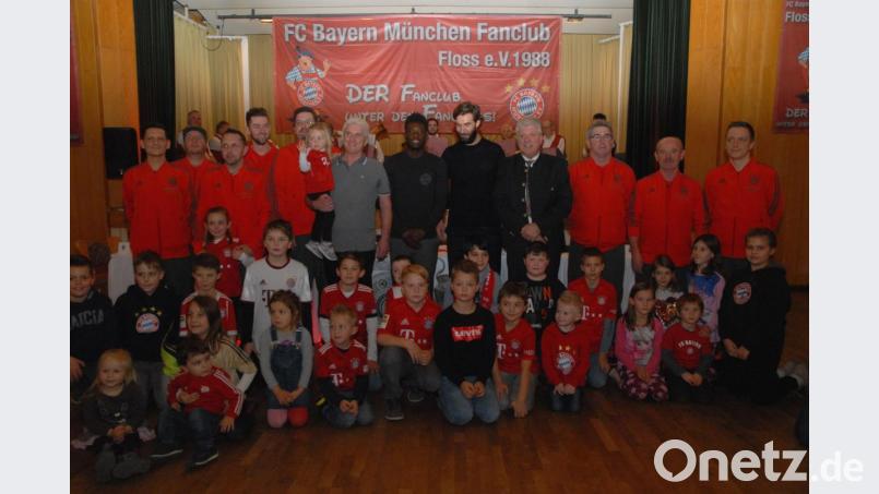 Mannschaftsbild mit den jungen Fans: Alphonso Davies (hinten Sechster von rechts) besuchte am Sonntag den Flosser Bayern-Fanclub. Ihn begleitete henry Rummenigge (Fünfter von rechts), Sohn von Karl-Heinz Rummenigge. Fanclub- Boss Gerhard Stadler freute sich über ein volles Haus. 	Bild: Gebert Bild: gb