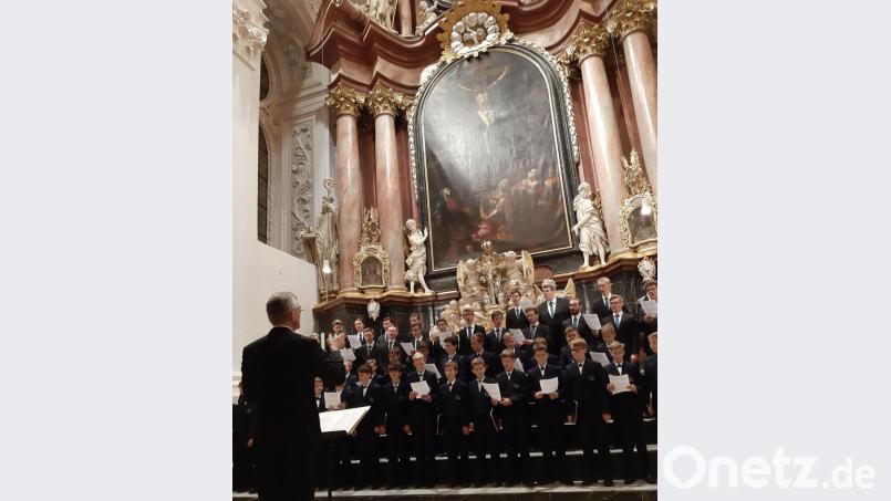 Der neue Regensburger Domkapellmeister Christian Matthias Heiß begeisterte mit den Regensburger Domspatzen beim Adventskonzert in der Basilika Waldsassen. Bild: Heiner Brückner