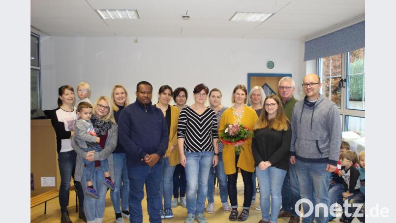 Kerstin Rahn (mit Blumen) freute sich über die Glückwünsche zu ihrer Qualifikation zur Krippenpädagogin. Neben ihren Kolleginnen waren auch Kirchenpfleger Stefan Kausler (rechts), Kinderhausleiterin Bianca Kastner (Siebte von rechts) und Aushilfspfarrer Thankgod Okoroafor (Sechster von links) dabei. Bild: soj