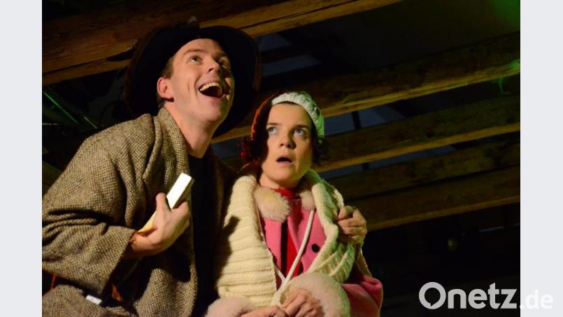 Während Doris Hofmann immer Gerda bleiben darf, muss Julian Struck in viele Rollen schlüpfen. Hier spielt er den Räubersohn, der das Mädchen vor dem Schlachter rettet. Bild: Kunz