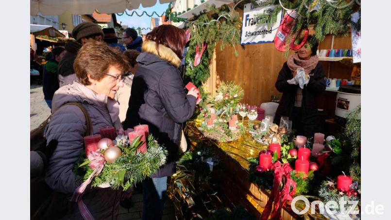 Adventliche Gestecke gehören einfach dazu zu einem Weihnachtsmarkt und fanden reißenden Absatz. Bild: mab
