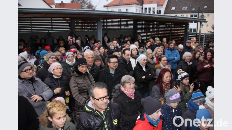 Viele Besucher verfolgten die Eröffnung des Weihnachtsmarktes. Bild: kro