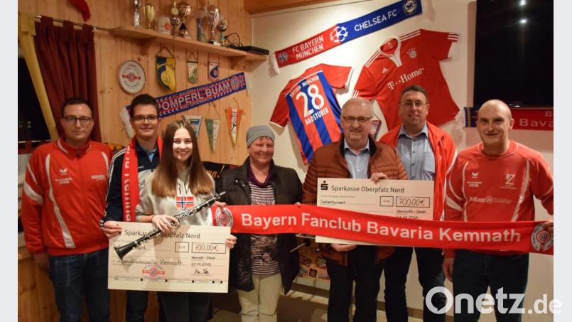 Der Bayern-Fanclub spendete je 700 Euro an die Jugendblaskapelle Kemnath und die Kinderkrebshilfe Nordoberpfalz. Die Schecks überreichten Vorsitzender Rainer Kische, Kassier Klaus Fiebig (von rechts) und Zweiter Vorsitzender Johannes Kreuzer an Andreas Sächerl, Nele Hassel, Monika Pregler und Herbert Putzer (von links). Bild: mde