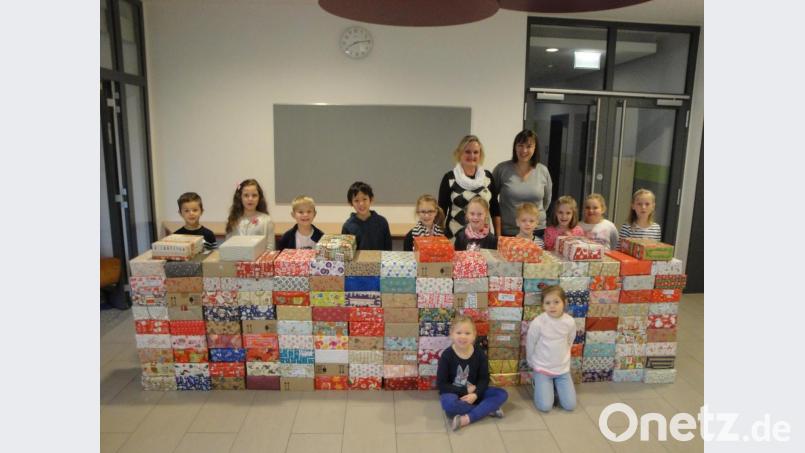 Die Kinder der Schule Lauterhofen mit ihrer Lehrerin Elisabeth Großer-Wiesneth (links) und Barbara Federl (rechts) vom Pomoc-Team. Bild: exb