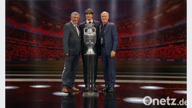 Fernando Santos (links), Nationaltrainer von Portugal, Didier Deschamps (rechts), Nationaltrainer von Frankreich, und Joachim Löw nach der EM-Auslosung. Bild: Vadim Ghirda/dpa