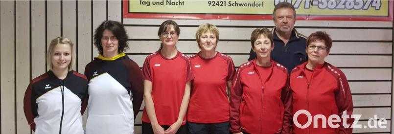 Kreisspielleiter Robert Knorr (hinten) ehrte die erfolgreichen Duos bei den Frauen. Von links Mareike Lindner, Beate Karl, Andrea Übelacker, Barbara Berlinski, Waltraud Seibold und Regina Benda. Bild: ruw