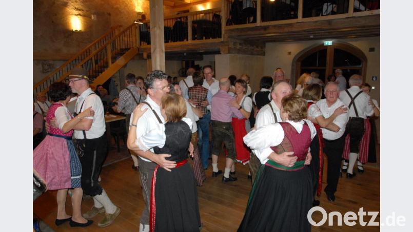 Kathrein stellt den Tanz ein – so lautet ein altes Sprichwort. Und so nahmen die Freunde des Volkstanzes noch einmal die Gelegenheit wahr, kräftig bei Zwiefachen oder Landlern das Tanzbein zu schwingen. Bild: pop