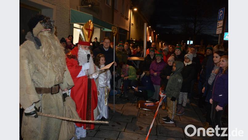 St. Nikolaus besuchte mit Knecht Ruprecht und zwei kleinen Engeln den Auftakt der Adventsschaufenster-Aktion des Gewerbefördervereins. Vorsitzender Stefan Grillmeier betonte, dass die Aktion heuer zum sechsten Mal stattfindet. Bild: jr