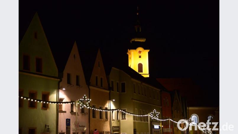 Die Weihnachtsbeleuchtung verleiht dem Stadtplatz Neustadt festlichen Glanz. Bild: bey