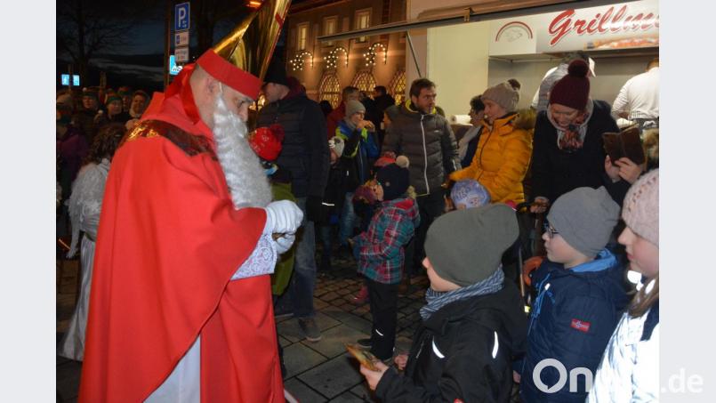 An die kleinen Besucher verteilte der Nikolaus süße Überraschungen. Bild: jr