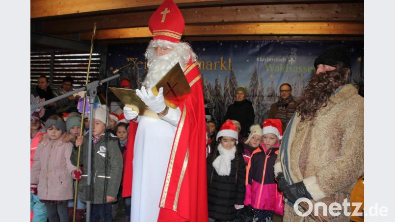 Der Nikolaus dankte den Kindern für ihren tollen Auftritt. Auch Knecht Ruprecht war sehr zufrieden. Bild: kro