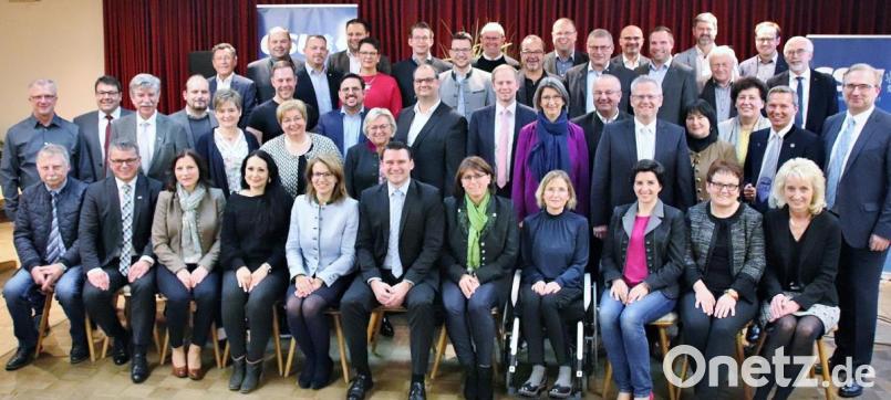 Nach ihrer Nominierung bei einer CSU-Delegiertenkonferenz fanden sich die 60 Kandidaten für die Kreistagswahl zu einem Gruppenfoto zusammen. Ganz oben auf der Liste befindet sich Landrat Thomas Ebeling (sitzend, Mitte), links daneben die Zweitplatzierte Martina Englhardt-Kopf. Auf Platz drei kandidiert Marianne Forster (rechts neben Ebeling), auf Platz vier der Landtagsabgeordnete Alexander Flierl (stehend, ganz rechts). Bild: Thomas Dobler