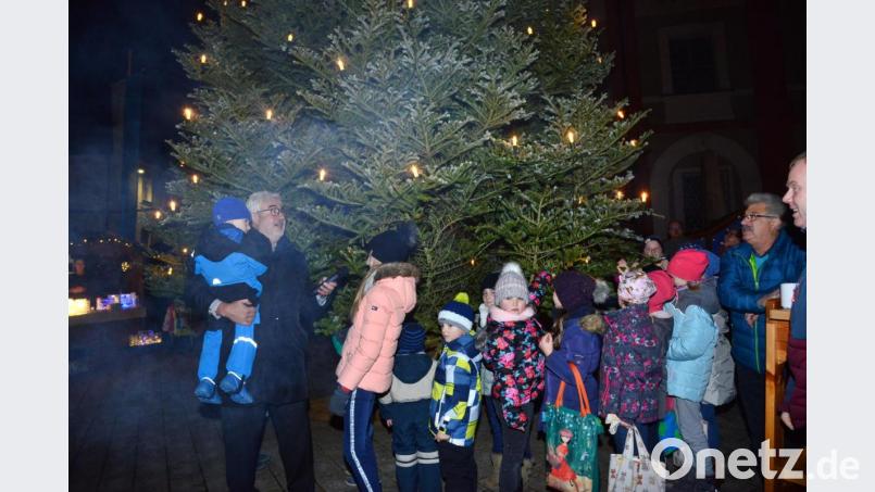 Beim Rückwärtszahlen schalteten bei Null die Kerzen am Weihnachtsbaum und die Weihnachtsbeleuchtung am Marktplatz an. Bild: bey