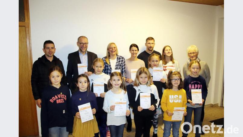 Schon im Sommer hat die Abnahme des Deutschen Sportabzeichens stattgefunden, nun dürfen die Teilnehmer ihren Lohn dafür entgegennehmen. Stolz präsentieren sie zusammen mit Hannelore Ott (re.) und Zweitem Bürgermeister Karl Lorenz (Zweiter von links) ihre Abzeichen und Urkunden. Bild: jma