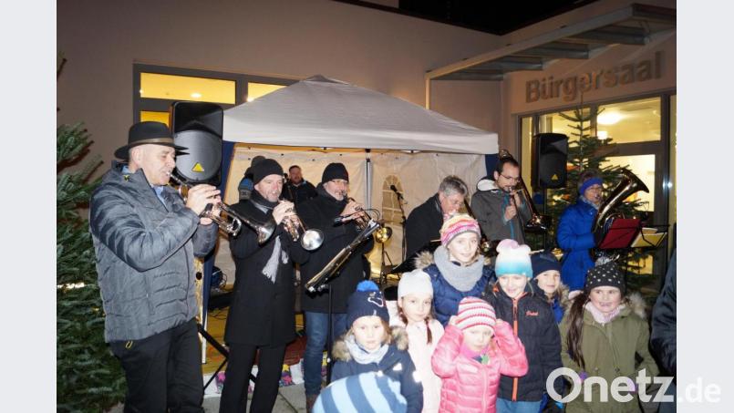 Mit adventlichen Weisen erfreut die Bläsergruppe der Pfarrei kleine und große Besucher der Dorfweihnacht. Bild: du