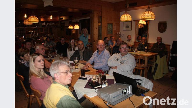 43 Interessierte waren gekommen, um sich im Gasthof „Weißenstein“ über das Gemeindegeschehen zu informieren. Bild: wro